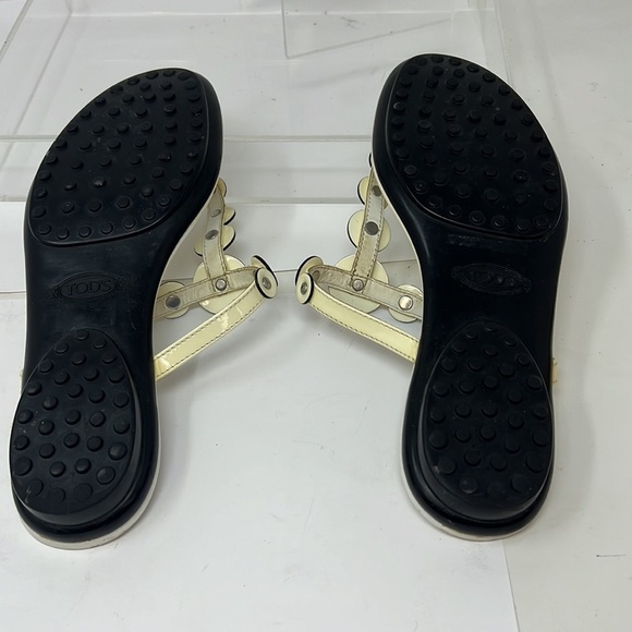 Tod’s Sz 38 Cream Leather and Patent Leather T Strap Slip On Sandals - Picture 7 of 9